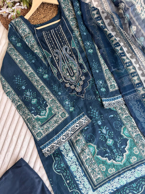 Pakistani suit BLW-139 with chiffon dupatta, styled view